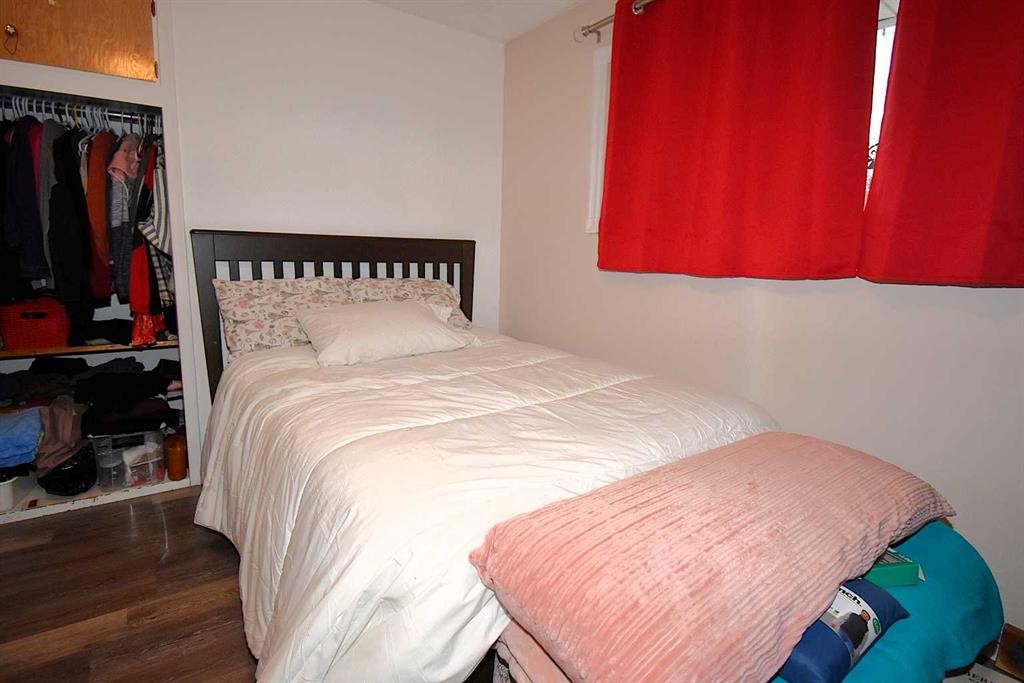 121 Chetamon Drive, Hinton, AB - Indoor Photo Showing Bedroom