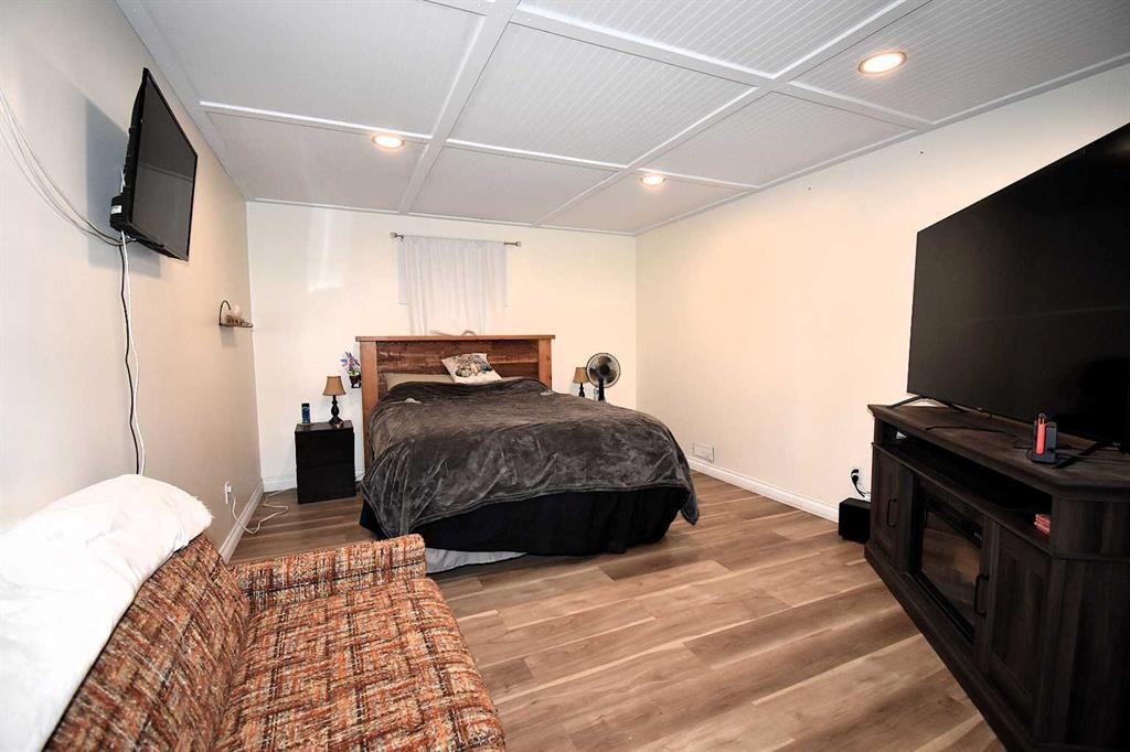121 Chetamon Drive, Hinton, AB - Indoor Photo Showing Bedroom
