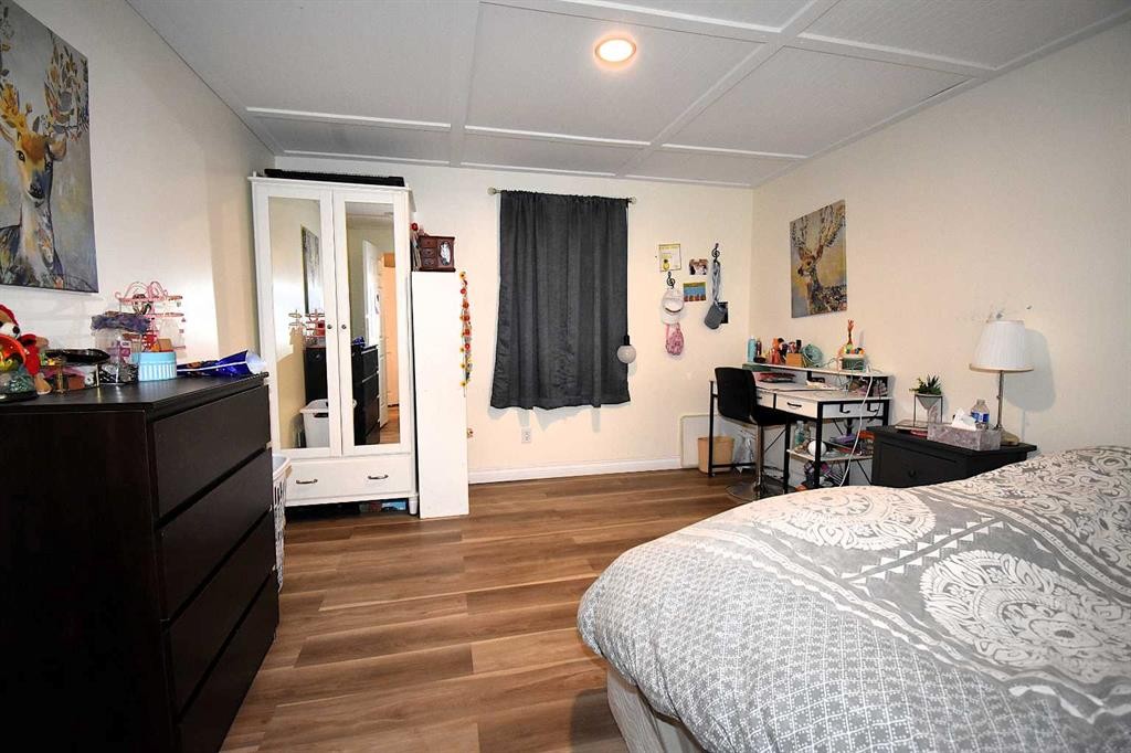 121 Chetamon Drive, Hinton, AB - Indoor Photo Showing Bedroom