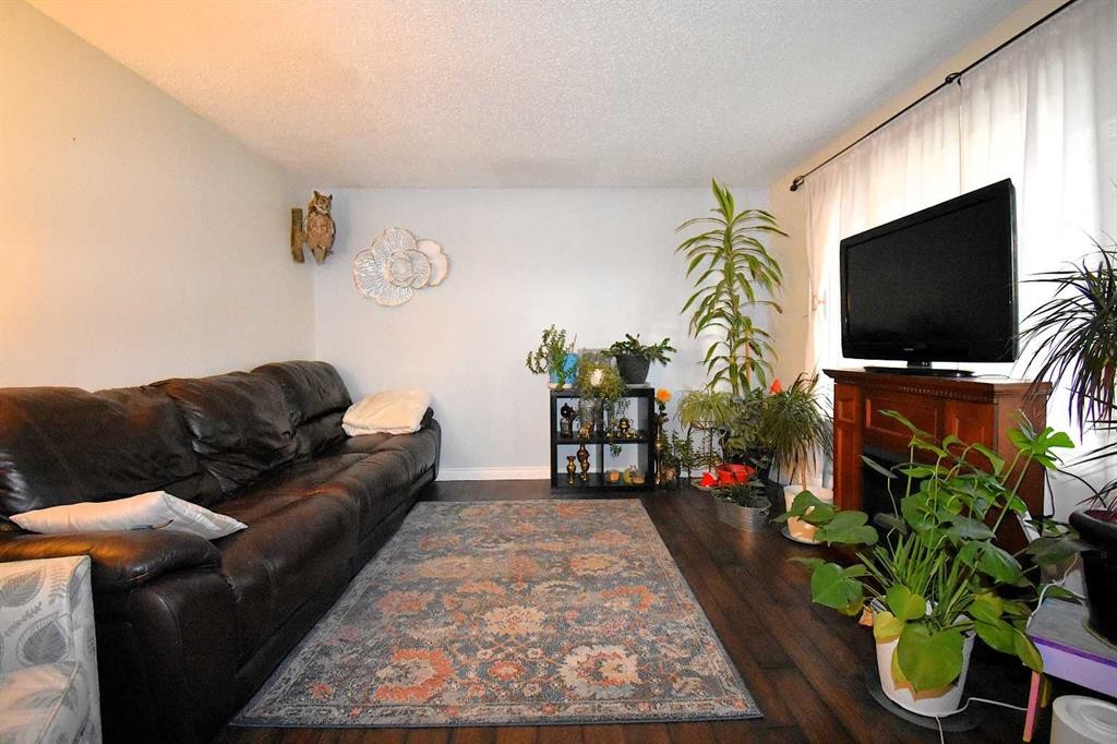 121 Chetamon Drive, Hinton, AB - Indoor Photo Showing Living Room