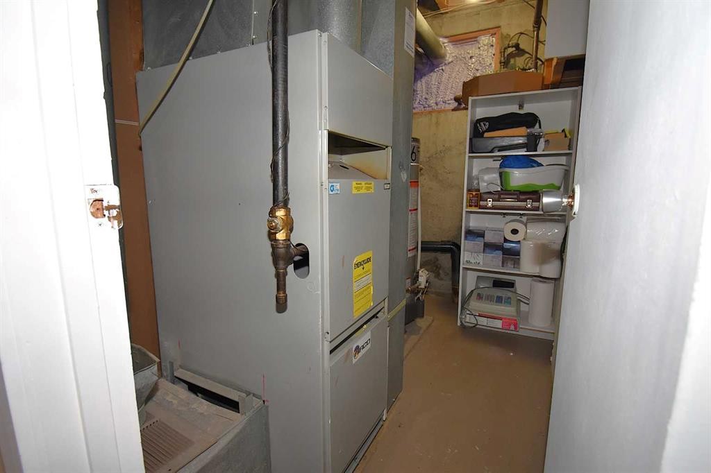 121 Chetamon Drive, Hinton, AB - Indoor Photo Showing Other Room