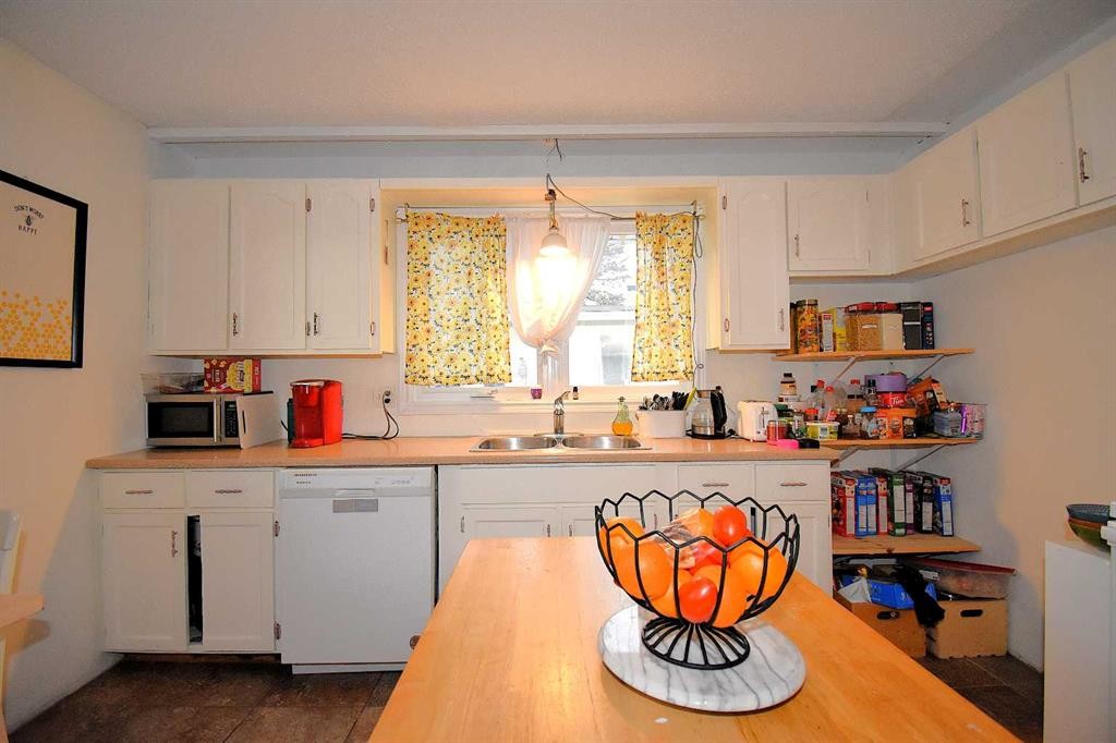 121 Chetamon Drive, Hinton, AB - Indoor Photo Showing Kitchen With Double Sink