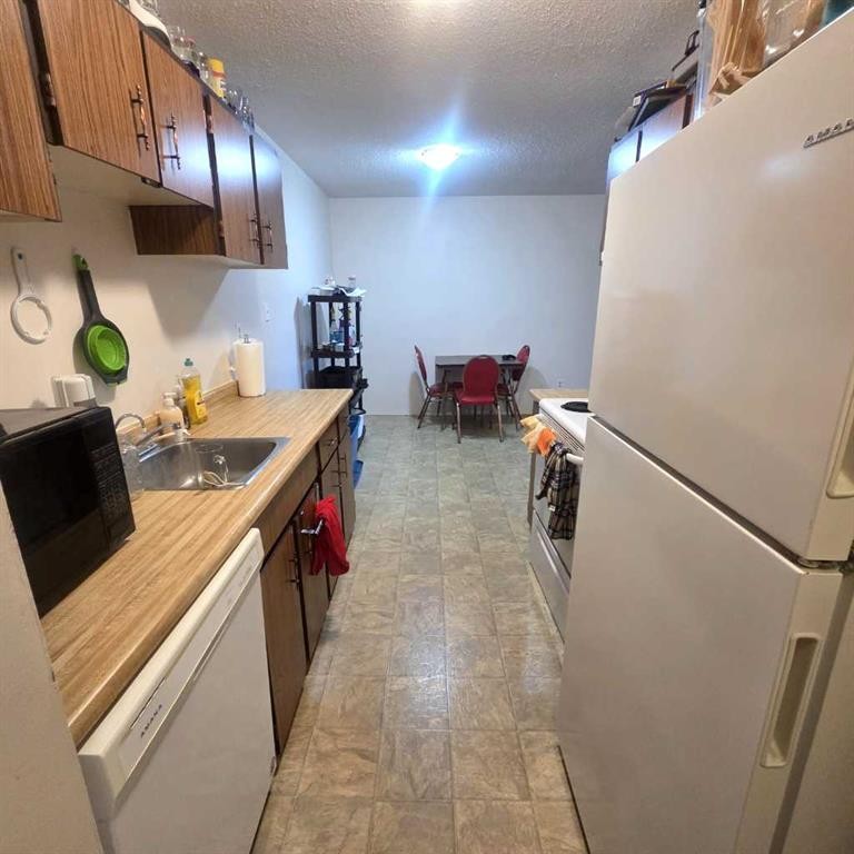 304B-5611 9 Avenue, Edson, AB - Indoor Photo Showing Kitchen