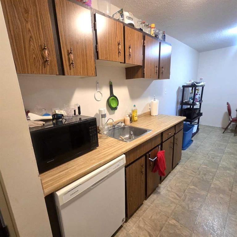 304B-5611 9 Avenue, Edson, AB - Indoor Photo Showing Kitchen