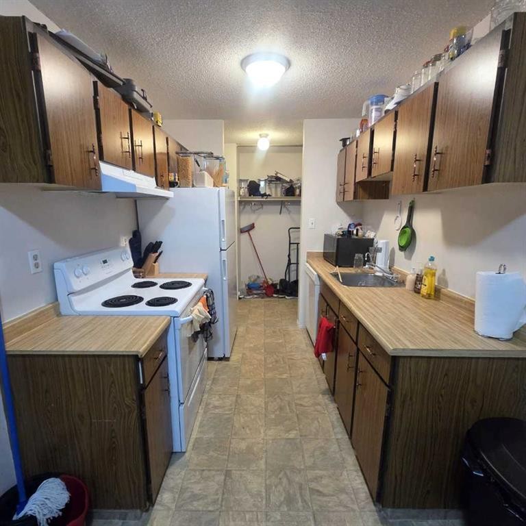304B-5611 9 Avenue, Edson, AB - Indoor Photo Showing Kitchen