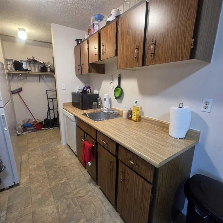 304B-5611 9 Avenue, Edson, AB - Indoor Photo Showing Kitchen