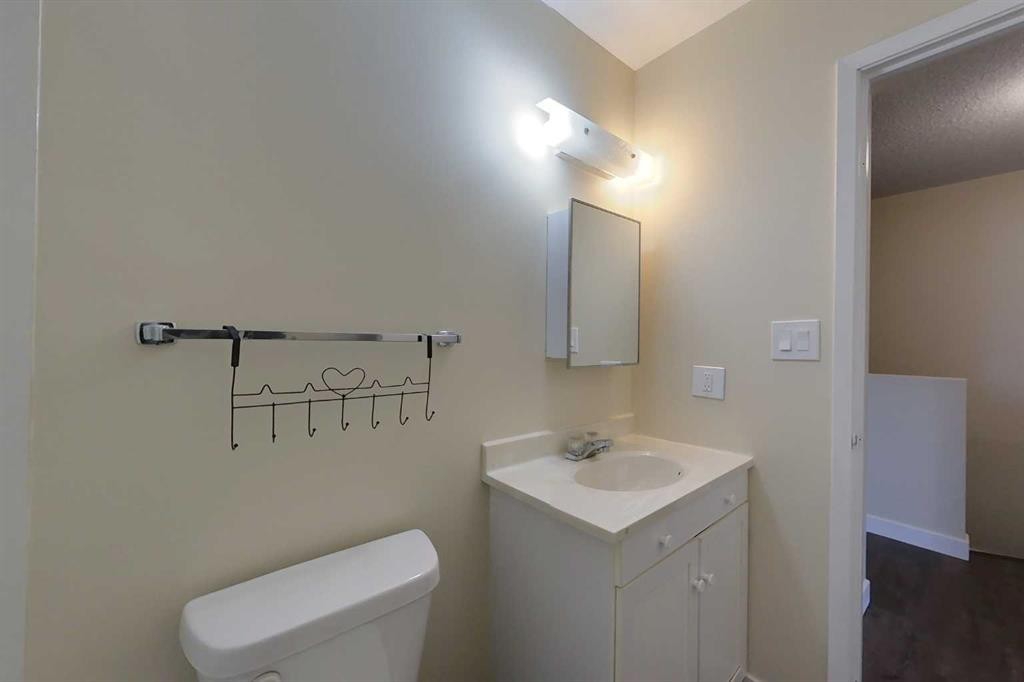 25-608 Main Street, Slave Lake, AB - Indoor Photo Showing Bathroom