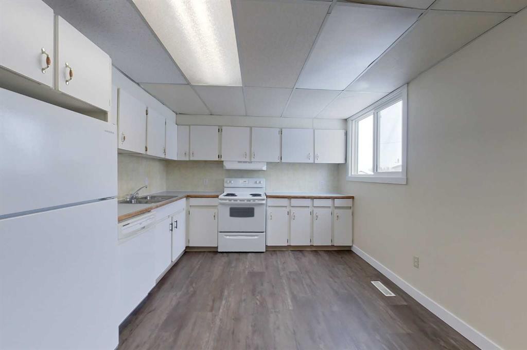 25-608 Main Street, Slave Lake, AB - Indoor Photo Showing Kitchen
