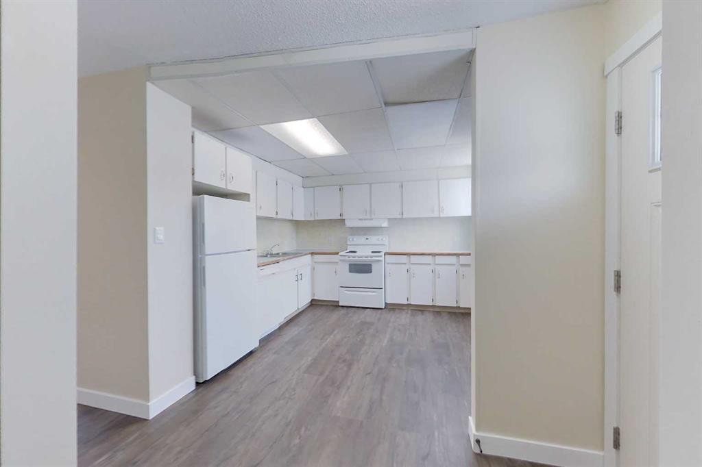 25-608 Main Street, Slave Lake, AB - Indoor Photo Showing Kitchen