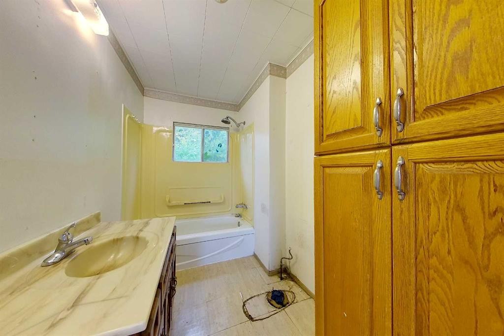 15420 Township Road 743A, Rural Big Lakes County, AB - Indoor Photo Showing Bathroom