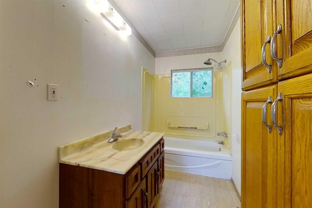 15420 Township Road 743A, Rural Big Lakes County, AB - Indoor Photo Showing Bathroom