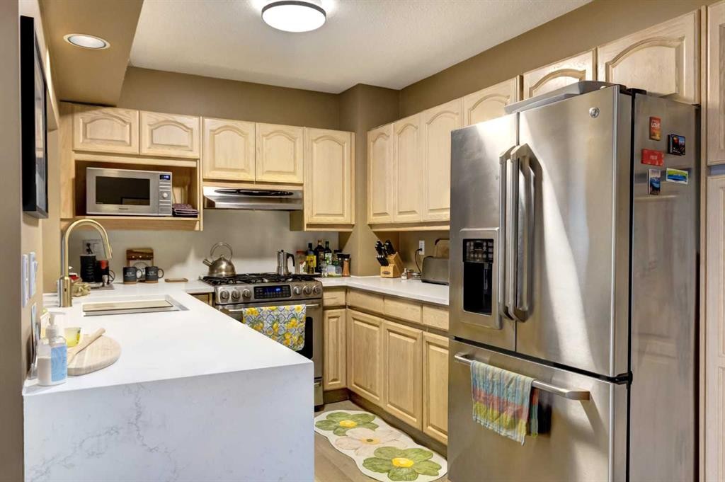 36 Antelope Lane, Banff, AB - Indoor Photo Showing Kitchen With Double Sink