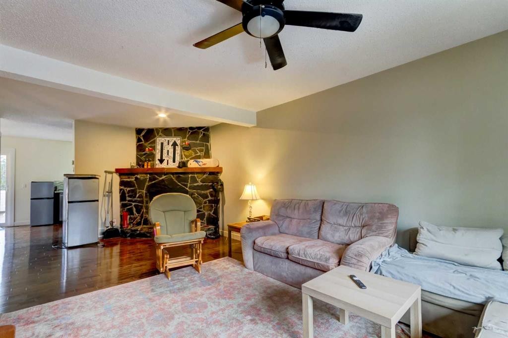 116 Nahanni Drive, Banff, AB - Indoor Photo Showing Living Room