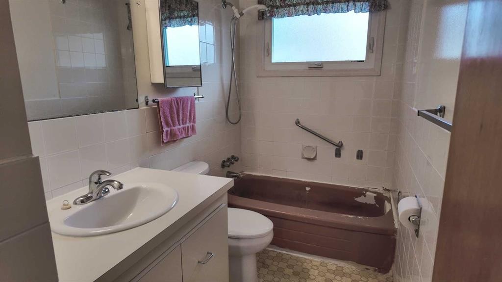 8 Barrier Mountain Drive, Exshaw, AB - Indoor Photo Showing Bathroom