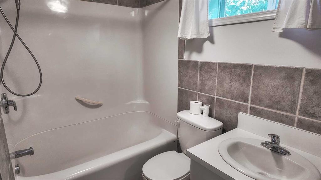 8 Barrier Mountain Drive, Exshaw, AB - Indoor Photo Showing Bathroom