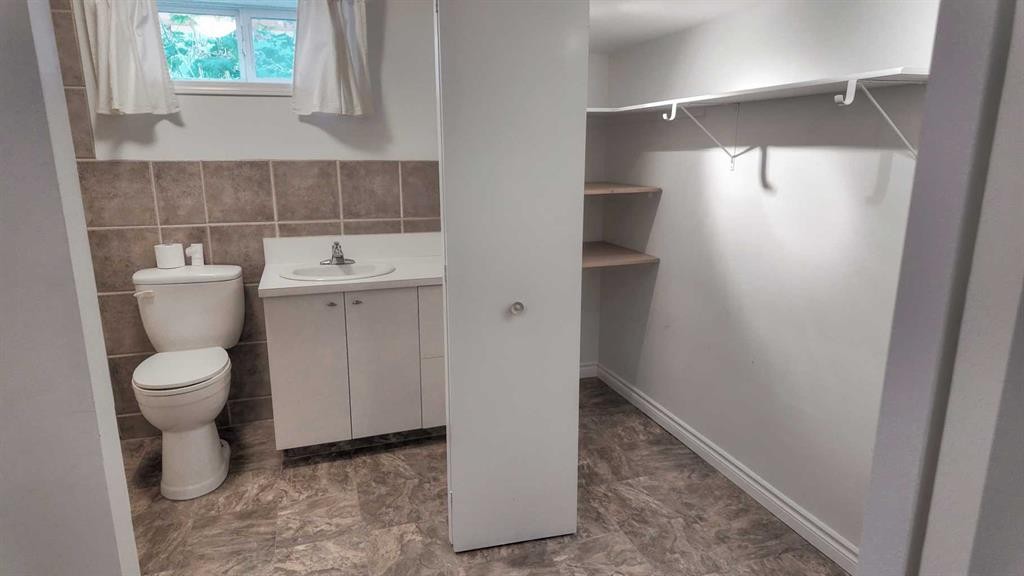 8 Barrier Mountain Drive, Exshaw, AB - Indoor Photo Showing Bathroom