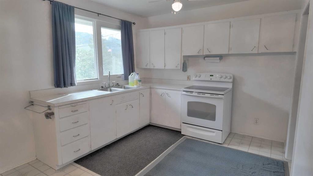8 Barrier Mountain Drive, Exshaw, AB - Indoor Photo Showing Kitchen With Double Sink