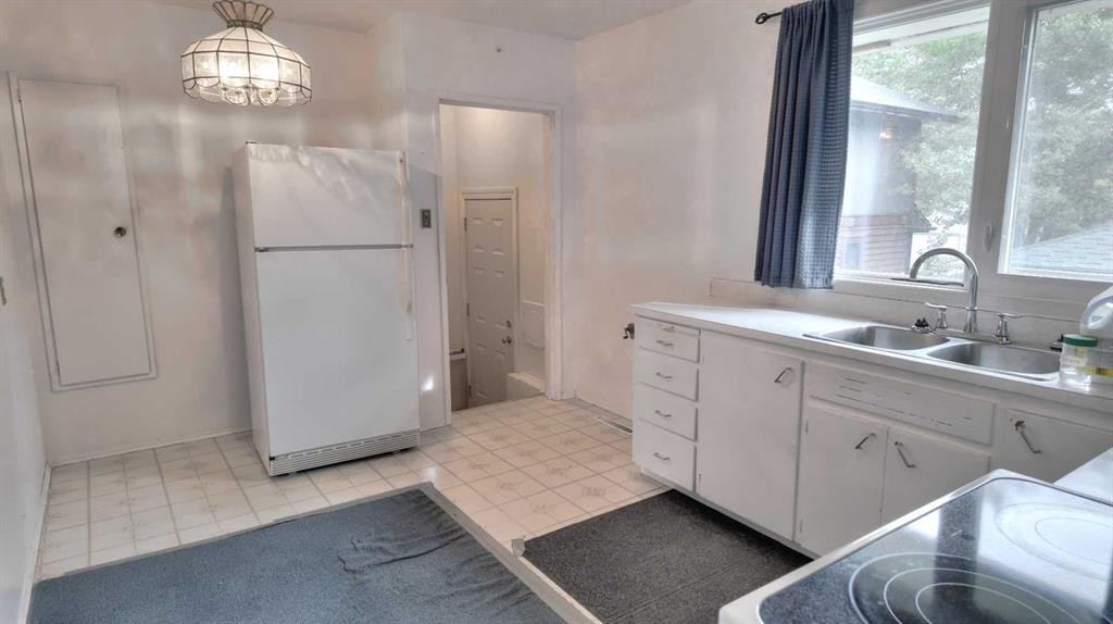 8 Barrier Mountain Drive, Exshaw, AB - Indoor Photo Showing Kitchen With Double Sink