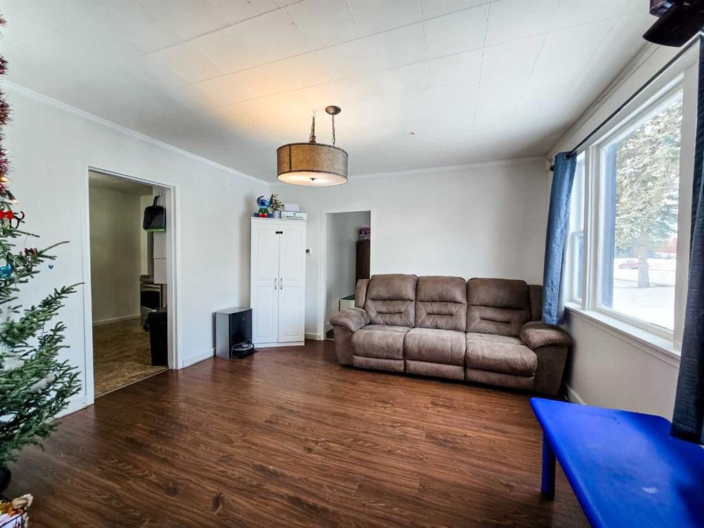 4621 5 Avenue, Edson, AB - Indoor Photo Showing Living Room