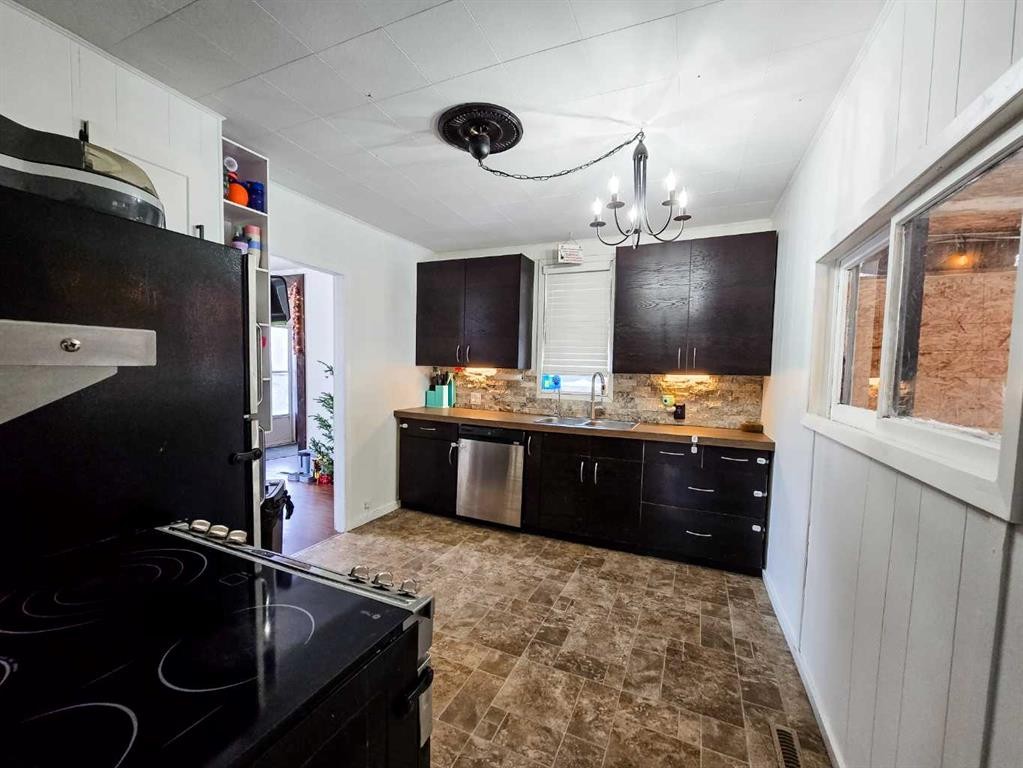 4621 5 Avenue, Edson, AB - Indoor Photo Showing Kitchen With Double Sink