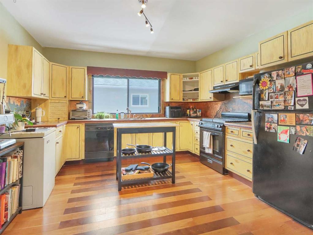910 Main Street, Canmore, AB - Indoor Photo Showing Kitchen