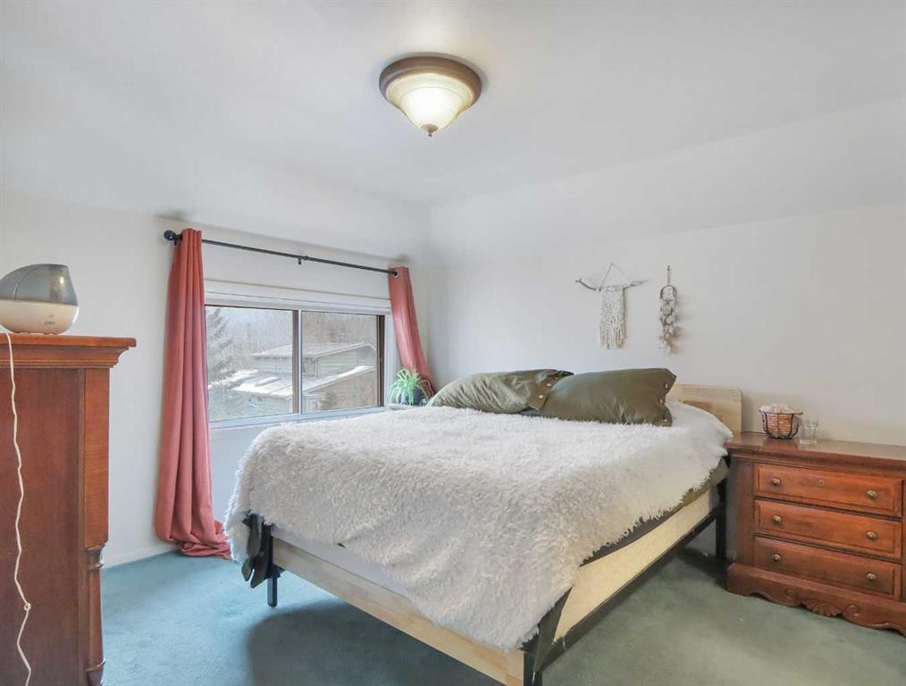 910 Main Street, Canmore, AB - Indoor Photo Showing Bedroom