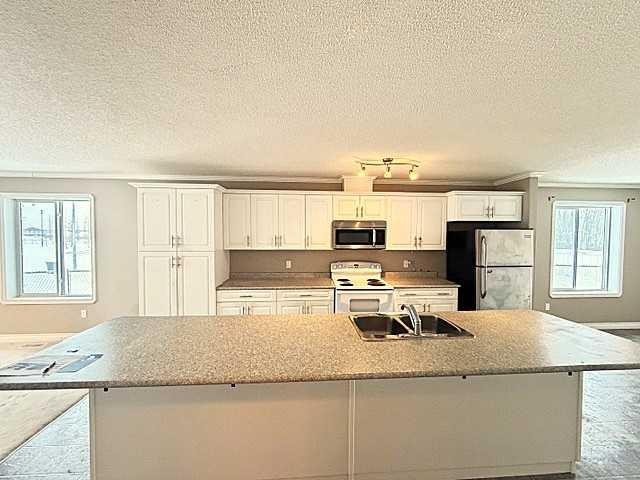 401 12 Street Sw, Slave Lake, AB - Indoor Photo Showing Kitchen