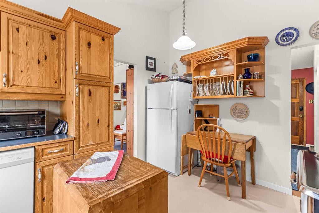 1001 9Th Avenue, Canmore, AB - Indoor Photo Showing Kitchen