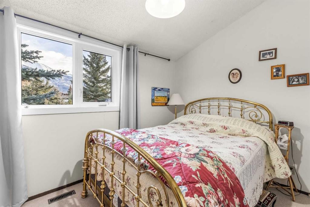 1001 9Th Avenue, Canmore, AB - Indoor Photo Showing Bedroom