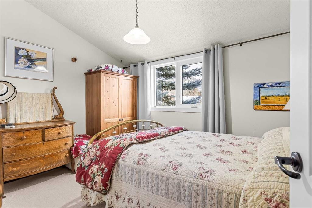 1001 9Th Avenue, Canmore, AB - Indoor Photo Showing Bedroom