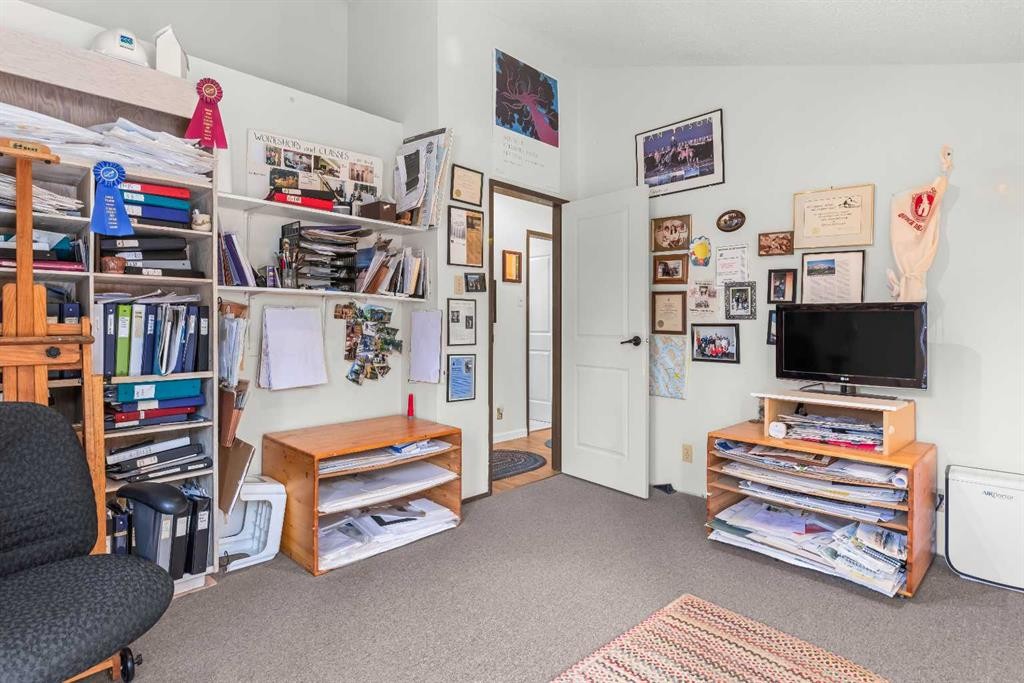 1001 9Th Avenue, Canmore, AB - Indoor Photo Showing Other Room