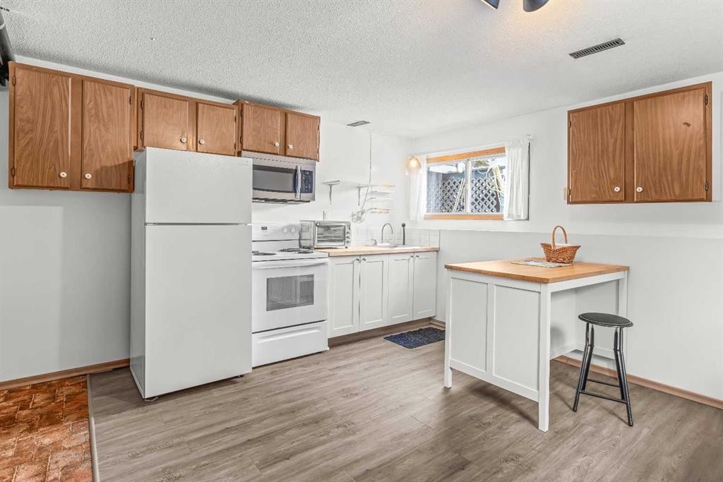 1001 9Th Avenue, Canmore, AB - Indoor Photo Showing Kitchen