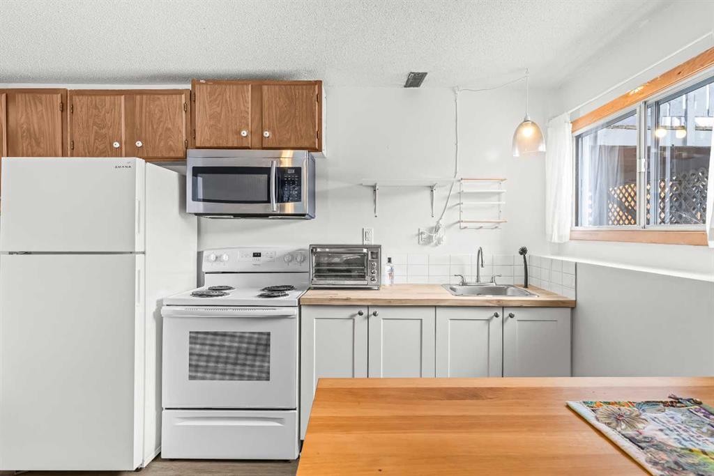 1001 9Th Avenue, Canmore, AB - Indoor Photo Showing Kitchen