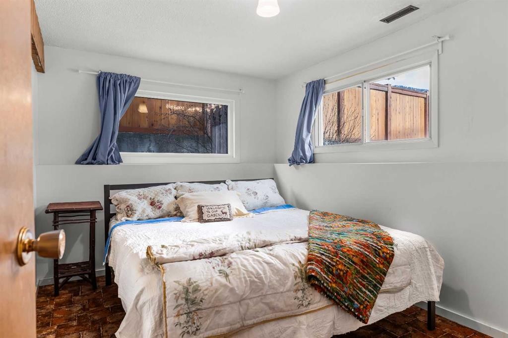 1001 9Th Avenue, Canmore, AB - Indoor Photo Showing Bedroom