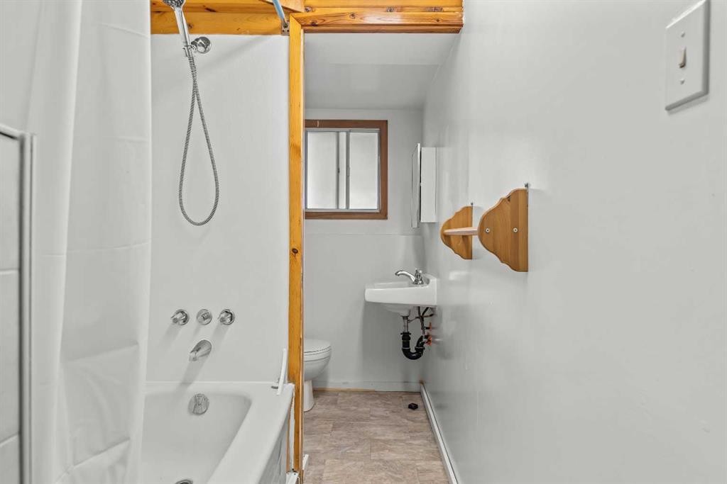 1001 9Th Avenue, Canmore, AB - Indoor Photo Showing Bathroom