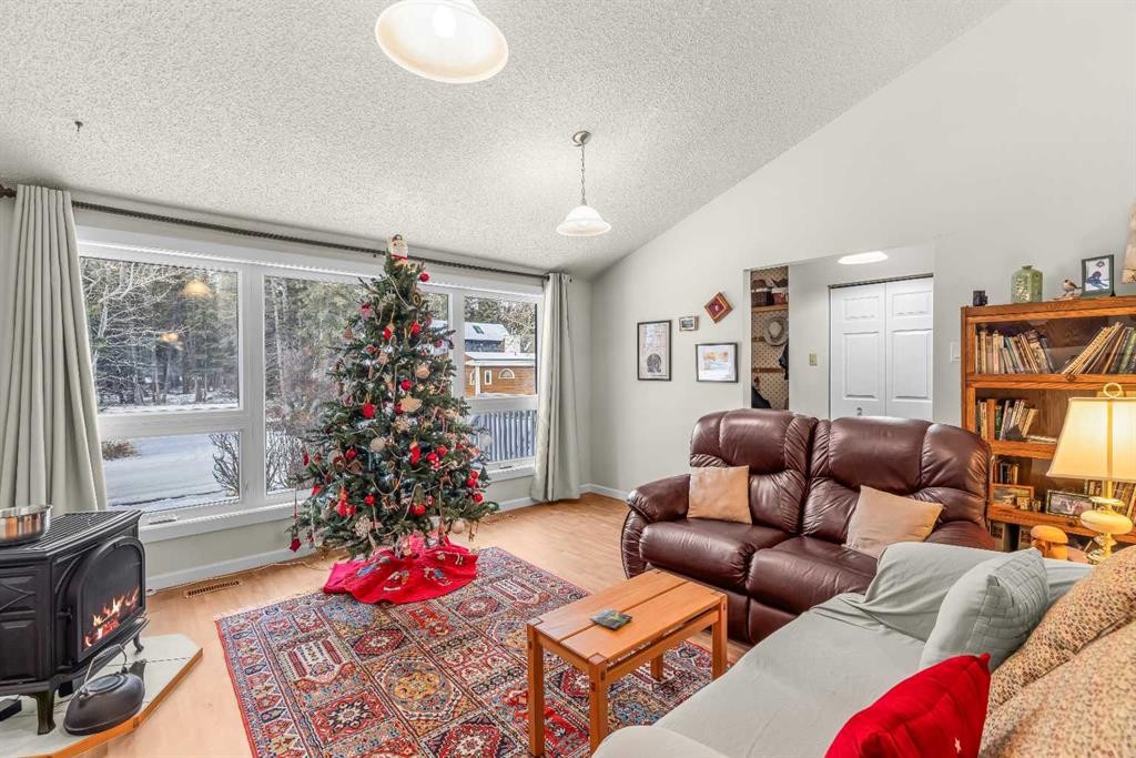 1001 9Th Avenue, Canmore, AB - Indoor Photo Showing Living Room