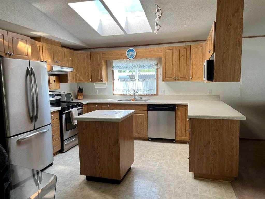 806 5 A Street, Fox Creek, AB - Indoor Photo Showing Kitchen