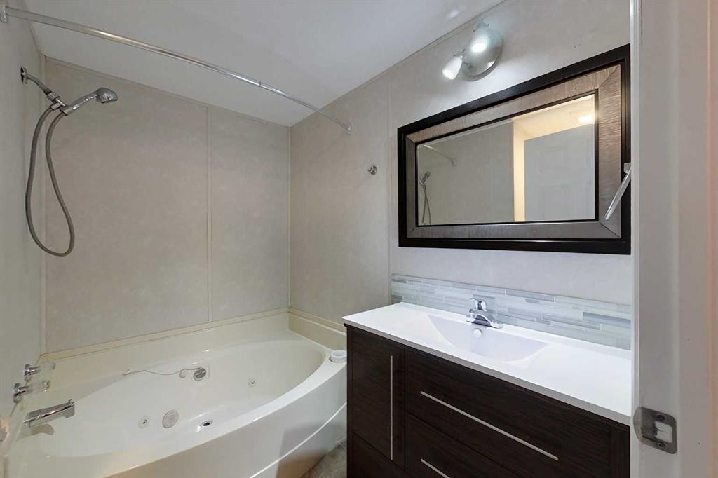 725 6 Avenue Nw, Slave Lake, AB - Indoor Photo Showing Bathroom