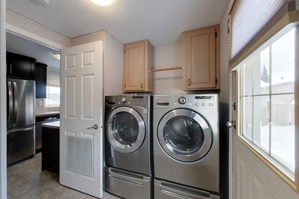 725 6 Avenue Nw, Slave Lake, AB - Indoor Photo Showing Laundry Room
