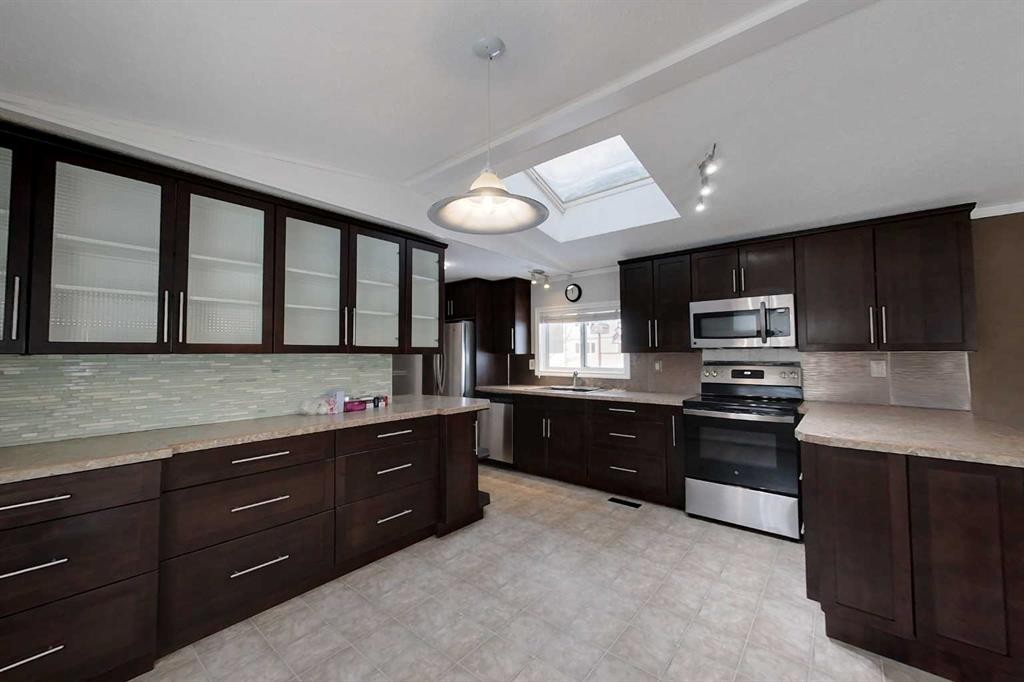 725 6 Avenue Nw, Slave Lake, AB - Indoor Photo Showing Kitchen