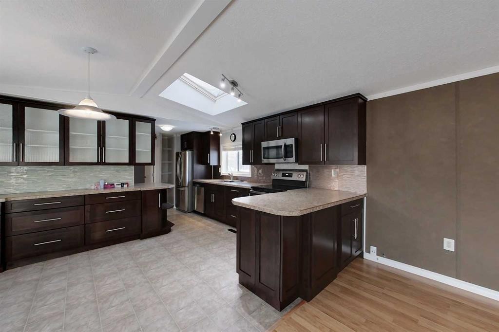725 6 Avenue Nw, Slave Lake, AB - Indoor Photo Showing Kitchen