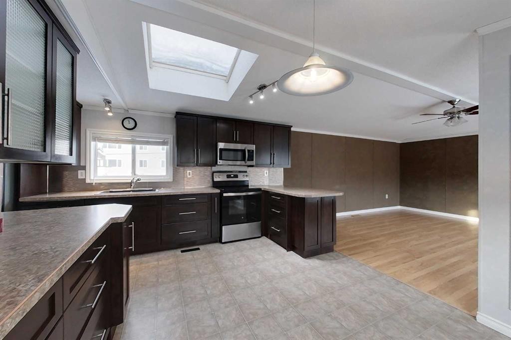 725 6 Avenue Nw, Slave Lake, AB - Indoor Photo Showing Kitchen