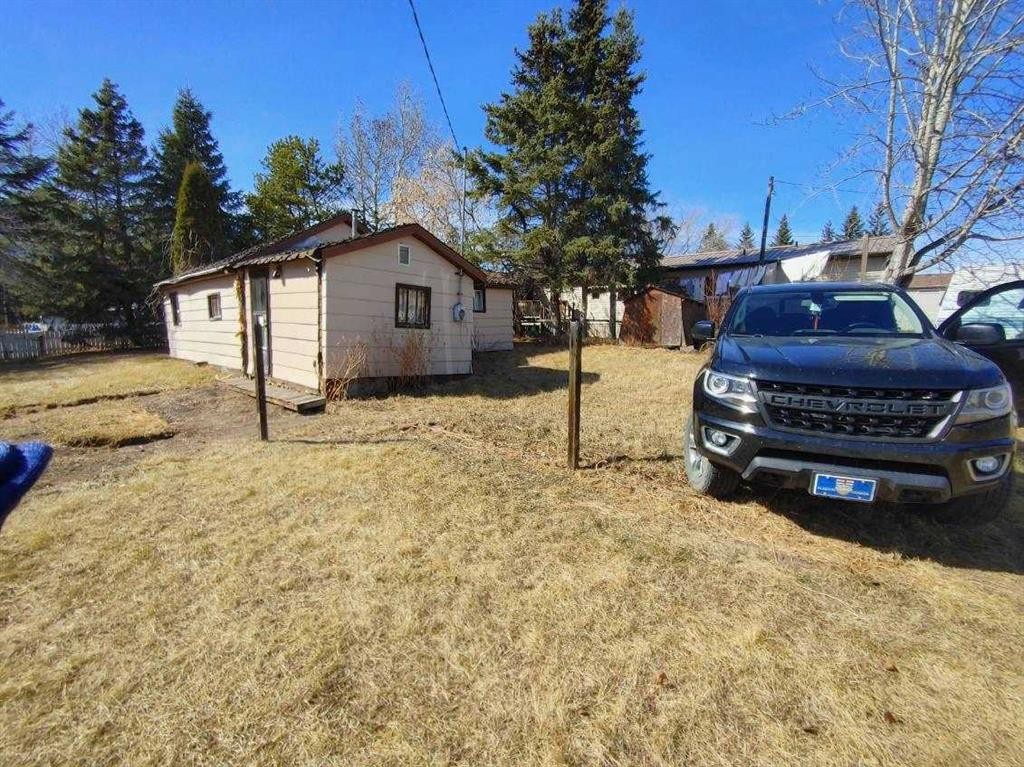 301/303 4 Street, Blue Ridge, AB