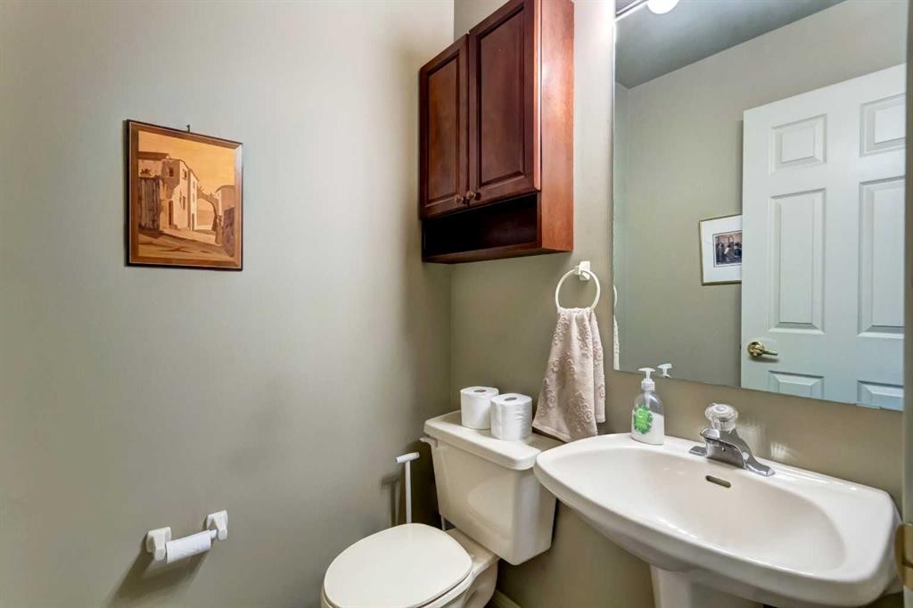 13 Antelope Lane, Banff, AB - Indoor Photo Showing Bathroom