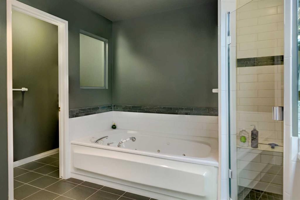 13 Antelope Lane, Banff, AB - Indoor Photo Showing Bathroom