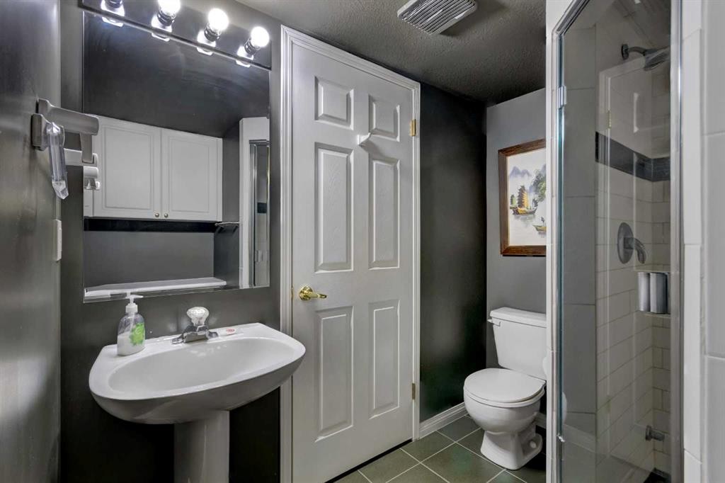 13 Antelope Lane, Banff, AB - Indoor Photo Showing Bathroom