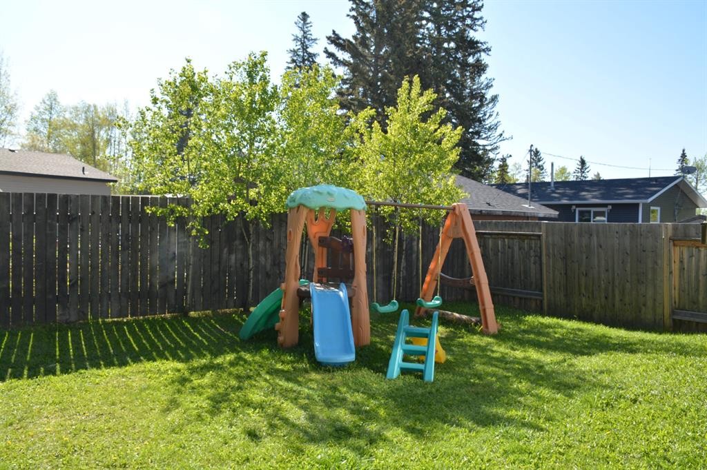 425 70 Street, Edson, AB - Outdoor With Backyard