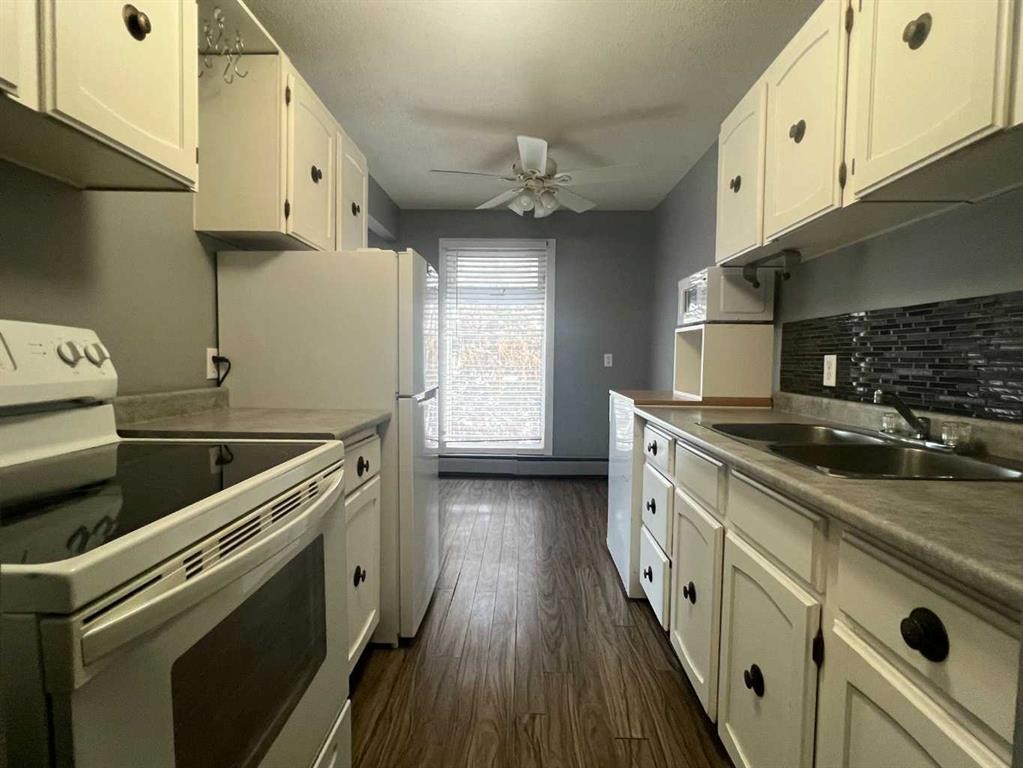 11-506 41 Street, Edson, AB - Indoor Photo Showing Kitchen With Double Sink