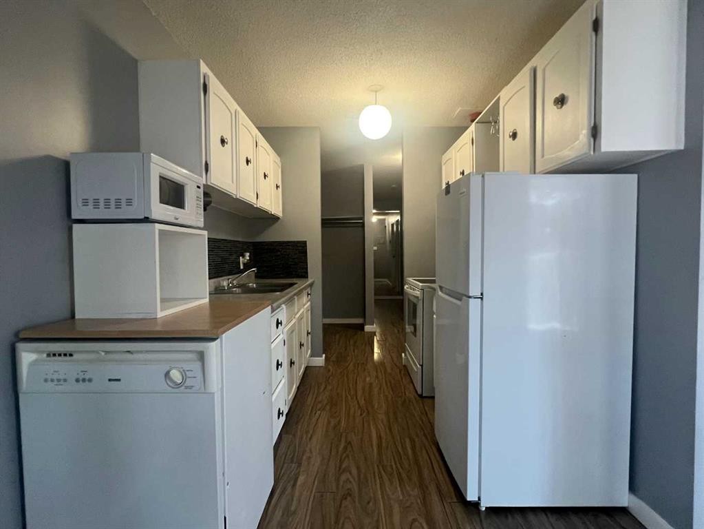 11-506 41 Street, Edson, AB - Indoor Photo Showing Kitchen