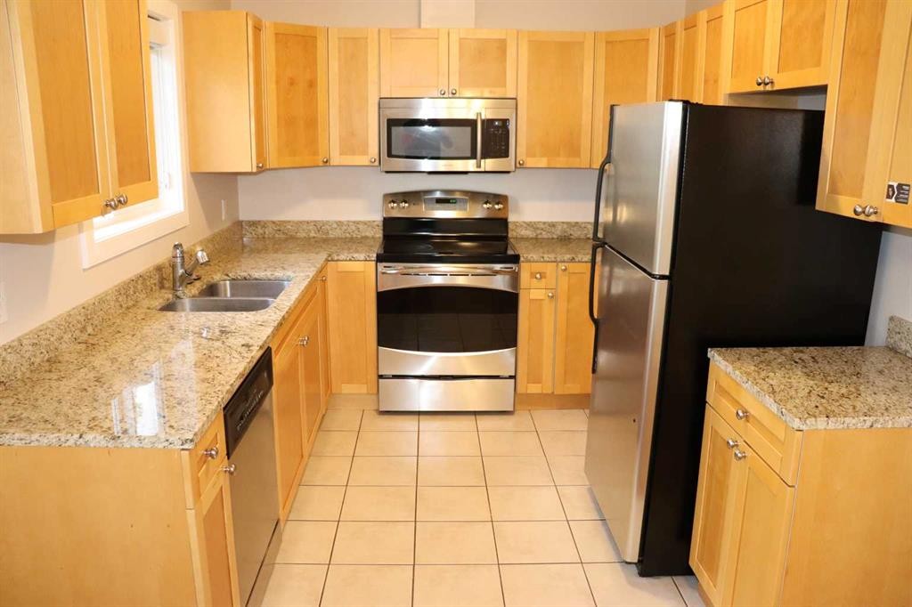 2-1616 41 Street, Edson, AB - Indoor Photo Showing Kitchen With Double Sink